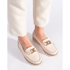 Mocasines de mujer beige en la plataforma. 2