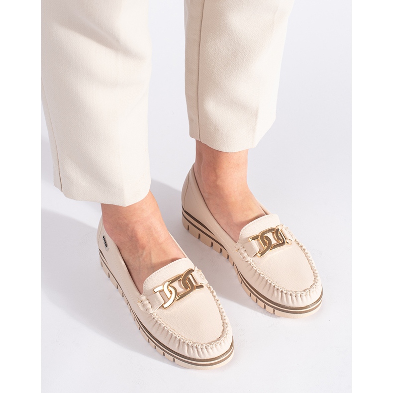 Mocasines de mujer beige en la plataforma. 2