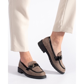 Mocasines de mujer en ante con hebilla. beige 2