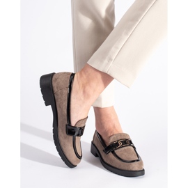 Mocasines de mujer en ante con hebilla. beige 1