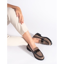 Mocasines de mujer en ante con hebilla. beige 3
