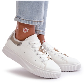 Zapatillas bajas de ecopiel con pins Cillione blancos y plateados 8
