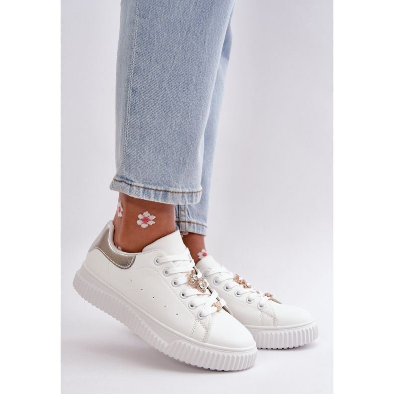 Zapatillas bajas de ecopiel con pins Cillione blancos y plateados 1 Zapatillas bajas de ecopiel con pins Cillione blancos y plateados 1