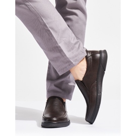 Mocasines de hombre marrones fabricados en piel ecológica. marrón 2