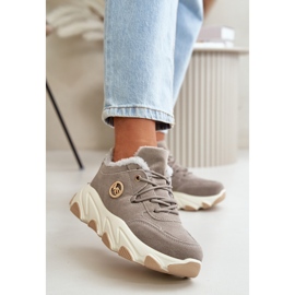 Zapatillas deportivas de mujer con cordones aislados en la plataforma, gris y blanco 2 Zapatillas deportivas de mujer con cordones aislados en la plataforma, gris y blanco 2