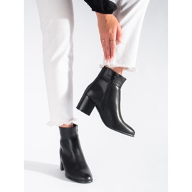 Botines negros en el poste Sergio Leone 2 Botines negros en el poste Sergio Leone 2