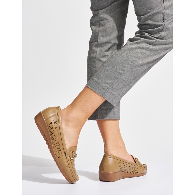 Mocasines beige calados con cuña baja 1