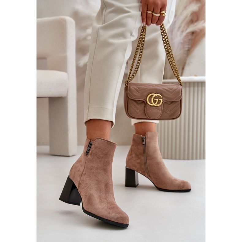 Botas de mujer de ante ecológico aisladas con tacón alto y cierre con cremallera, marrón Erillia beige 2