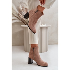 Botas de mujer de ante ecológico aisladas con tacón alto y cierre con cremallera, marrón Erillia beige 7