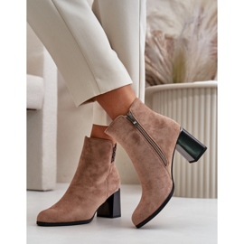 Botas de mujer de ante ecológico aisladas con tacón alto y cierre con cremallera, marrón Erillia beige 8