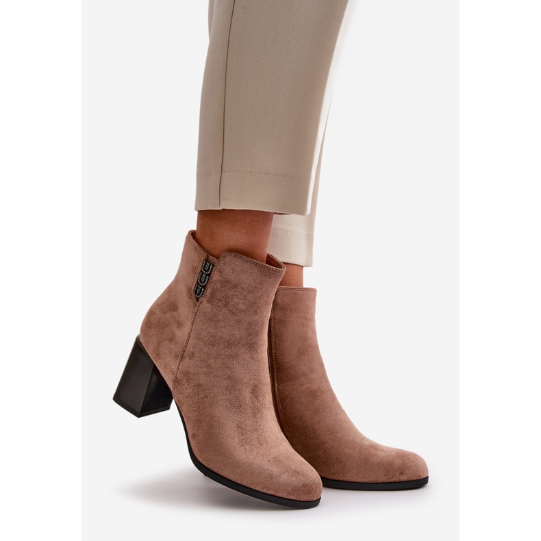 Botas de mujer de ante ecológico aisladas con tacón alto y cierre con cremallera, marrón Erillia beige 1