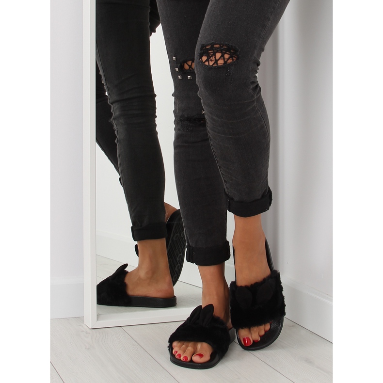 Zapatillas negras negras con pelo y orejas. negro 2