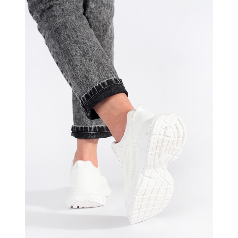 Zapatillas blancas con suela gruesa. blanco 2