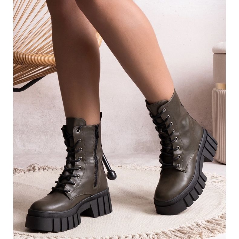 Botas de montaña verdes confeccionadas en ecopiel Kalinara. 1 Botas de montaña verdes confeccionadas en ecopiel Kalinara. 1