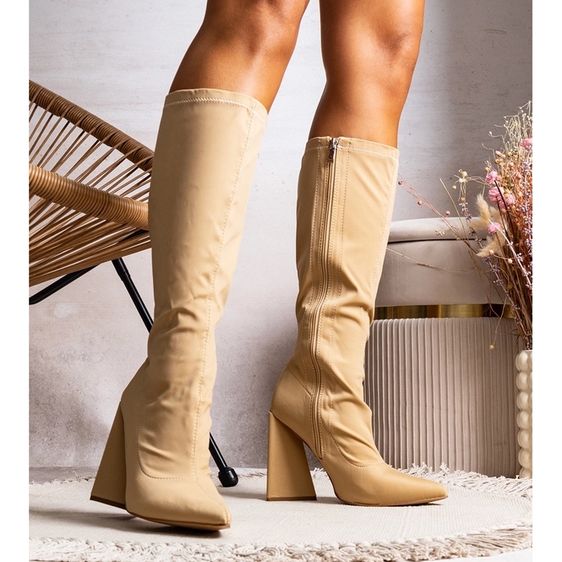 Botas beige de tacón alto de Nerina. 1