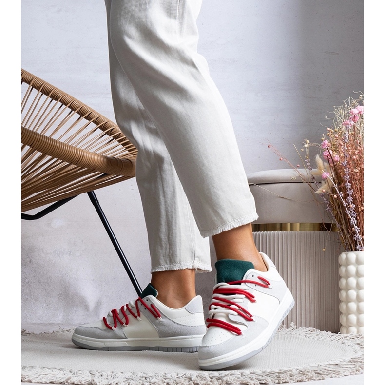 Deportivas grises con cordones rojos de Aucoin blanco 1