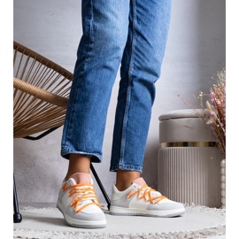 Deportivas Aucoin grises con cordones naranjas blanco 1