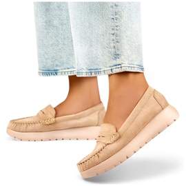 Cómodos mocasines de mujer beige con suela gruesa y plantilla de piel. 2