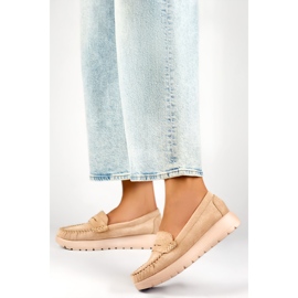 Cómodos mocasines de mujer beige con suela gruesa y plantilla de piel. 4