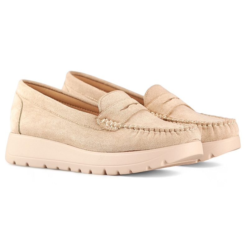 Cómodos mocasines de mujer beige con suela gruesa y plantilla de piel. 1