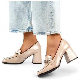 Zapatos beige elegantes de charol con tacones altos. 2