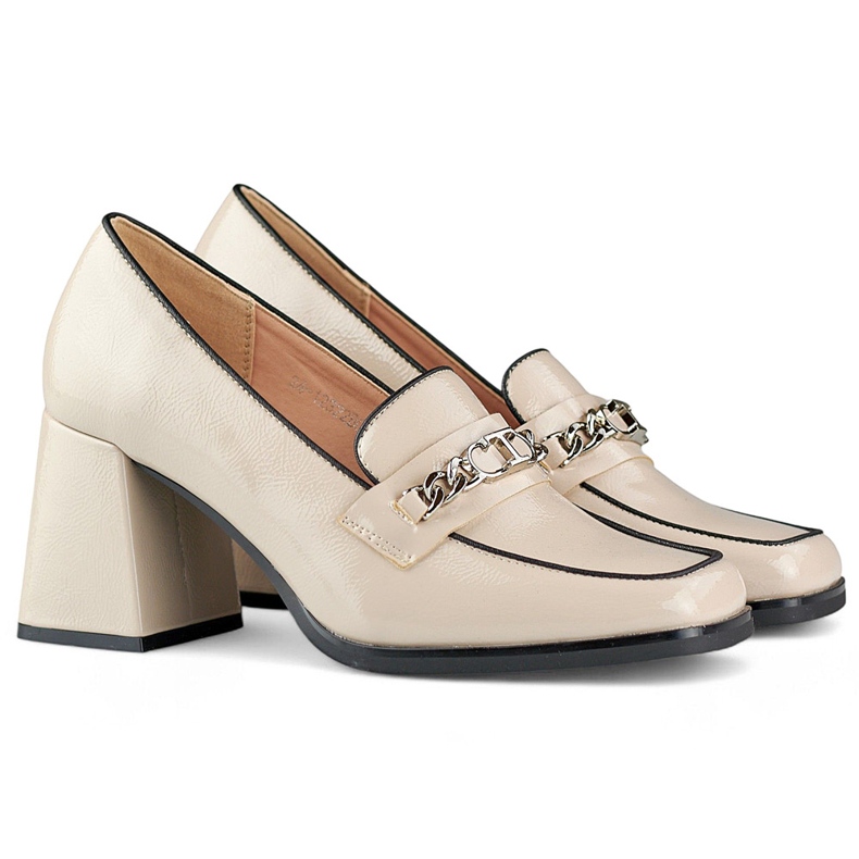 Zapatos beige elegantes de charol con tacones altos. 1