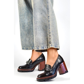 Mocasines negros con tacón más grueso y zapatos bajos. 4