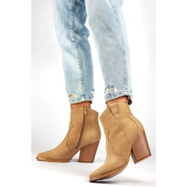 Botas cowboy clásicas de mujer en ante y tacón alto en color beige 4