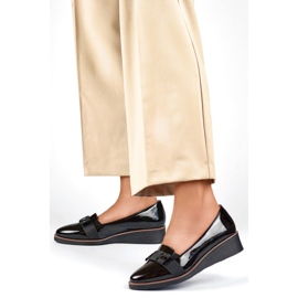 Zapatos de mujer charol negro con cuña baja. 3