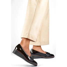 Zapatos de mujer charol negro con cuña baja. 4