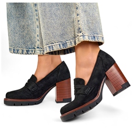Mocasines negros de tacón para mujer. 2
