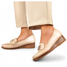 Zapatos de mujer beige con cuña baja. 2