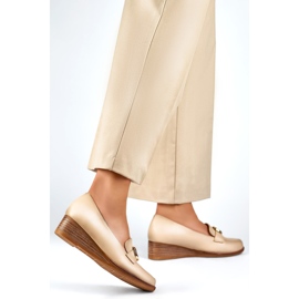 Zapatos de mujer beige con cuña baja. 4