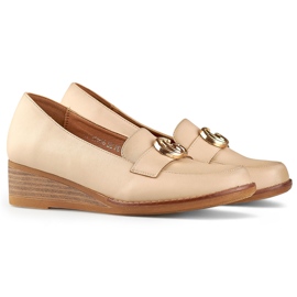 Zapatos de mujer beige con cuña baja. 1