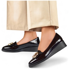 Elegantes zapatos de charol negro con decoración en cuña baja. 2