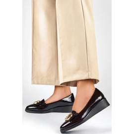 Elegantes zapatos de charol negro con decoración en cuña baja. 4