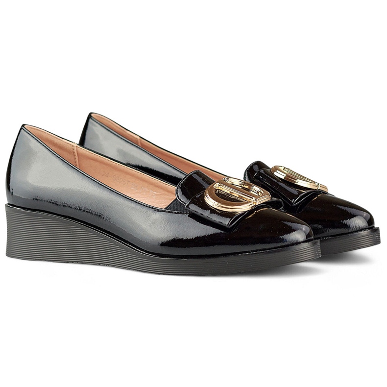 Elegantes zapatos de charol negro con decoración en cuña baja. 1 Elegantes zapatos de charol negro con decoración en cuña baja. 1