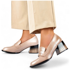 Zapatos de mujer beige charol con tacón bajo y cómodo 2