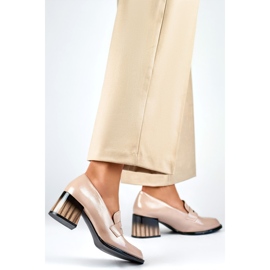 Zapatos de mujer beige charol con tacón bajo y cómodo 3