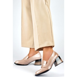 Zapatos de mujer beige charol con tacón bajo y cómodo 4