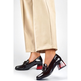 Zapatos de mujer elegantes negros con tacón rojo, salones de charol. 4