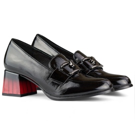 Zapatos de mujer elegantes negros con tacón rojo, salones de charol. 1