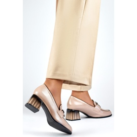 Zapatos de mujer elegantes beige con tacón rojo, zapatos de salón de charol. 2