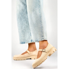 Zapatos mujer ante beige con cierre de hebilla 3