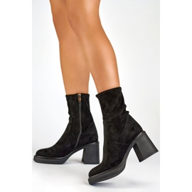 Botas ajustadas de ante con tacón cómodo y parte superior flexible. negro 1 Botas ajustadas de ante con tacón cómodo y parte superior flexible. negro 1