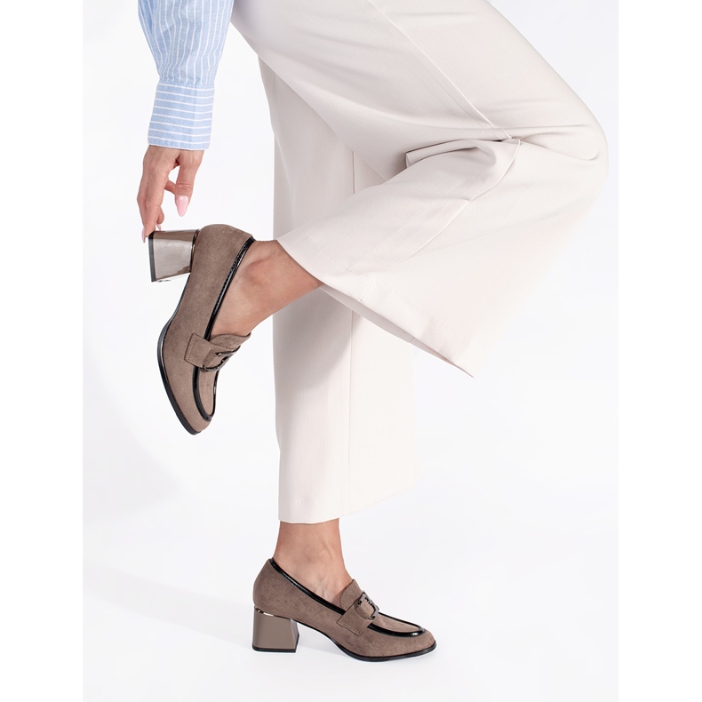 Zapatos de ante beige con tacón grueso. 2 Zapatos de ante beige con tacón grueso. 2