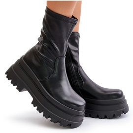 Botines Florinara negros sobre plataforma maciza. 16