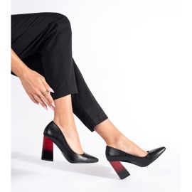 Zapatos negros de mujer en el poste 1