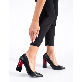 Zapatos negros de mujer en el poste 2