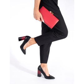 Zapatos negros de mujer en el poste 3